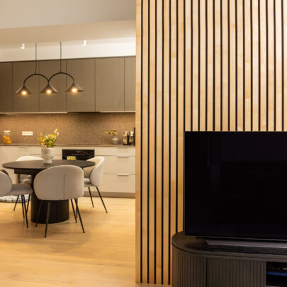 Suurte täispuidust seinapaneelide kasutusvõimalused interjööris