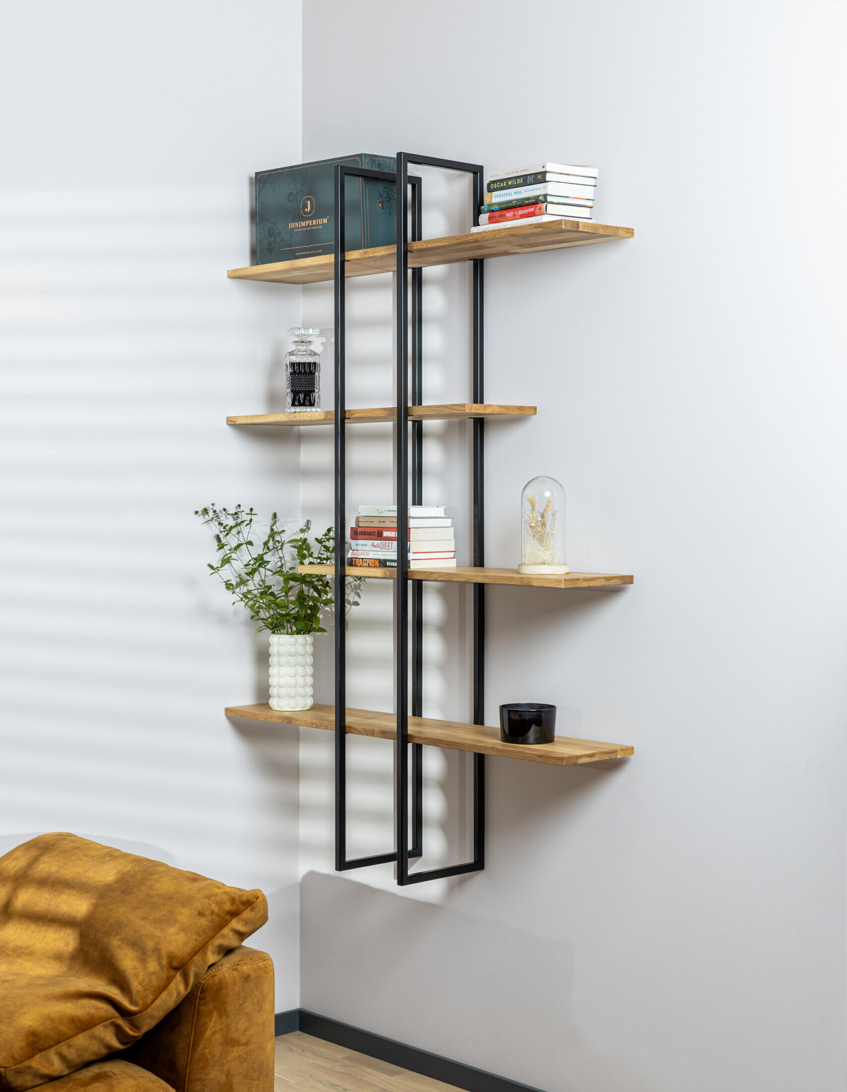 Täistammepuidust seinariiul musta metall raamidega. Dekoratiivne industriaal stiilis riiul seinale.