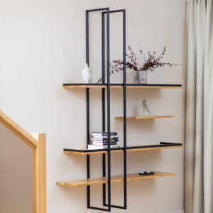 Täistammepuidust seinariiul musta metall raamidega. Dekoratiivne riiul seinale.