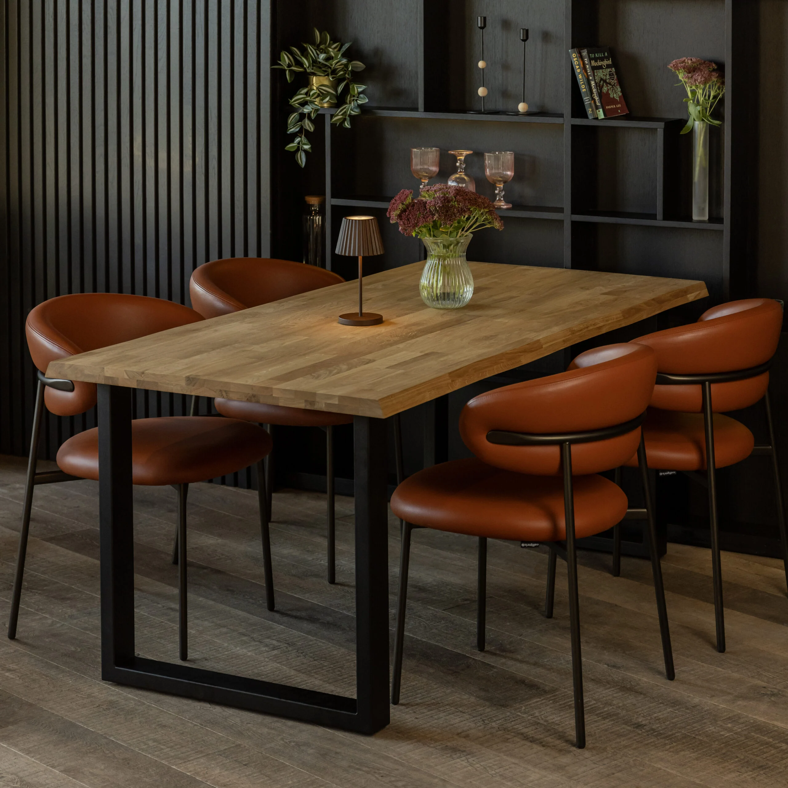 Solid oak surface with an oil finish – uniform grain and well-maintained worktop